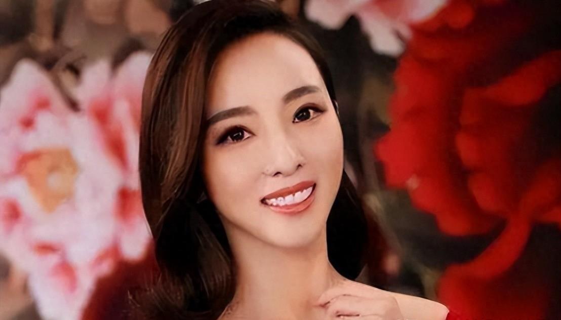 央视主持李思思:离职真相揭秘!