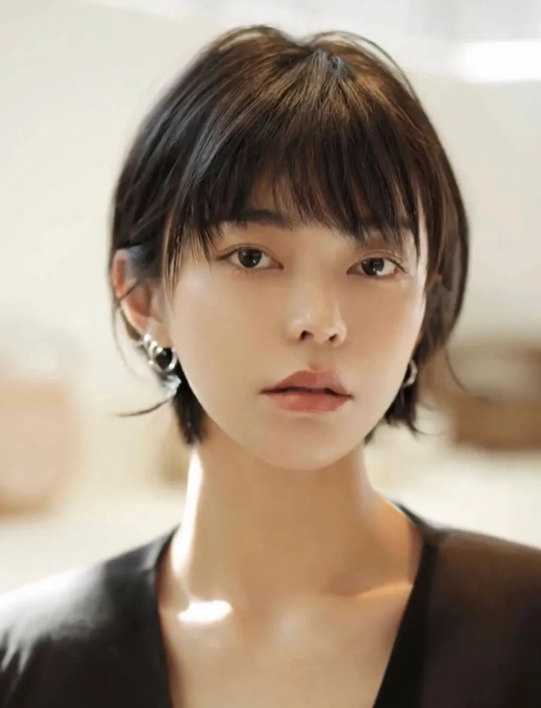 简单大方的茶系短发