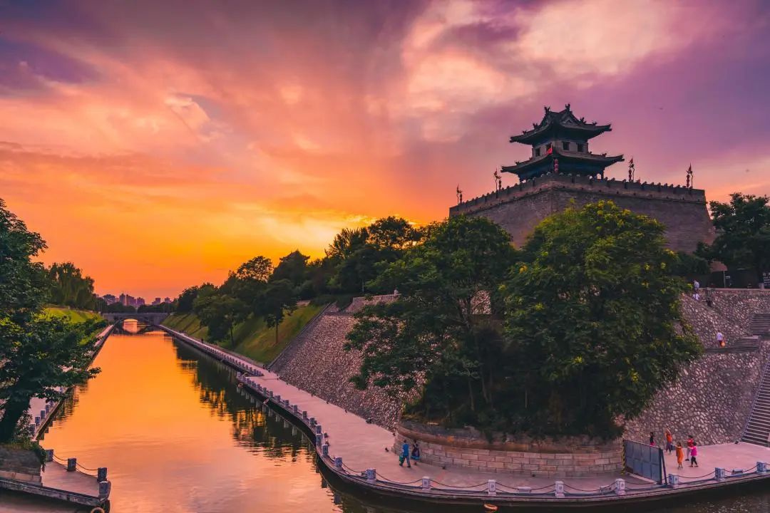 图|马小跳  摄西安城墙日落时分的美景有一种沧桑感,厚重感夕阳下的古