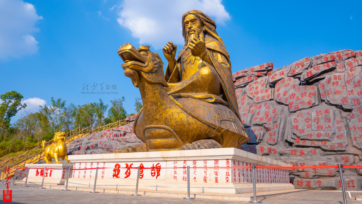 赣州汉字公园的中心广场,"仓颉造字"是主题,处处都是汉字元素