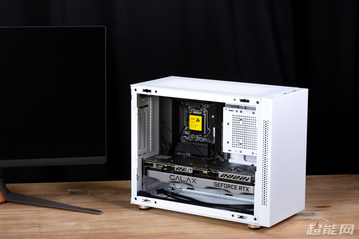 先马趣造im白色款机箱首发图赏:让快乐增加一种色彩