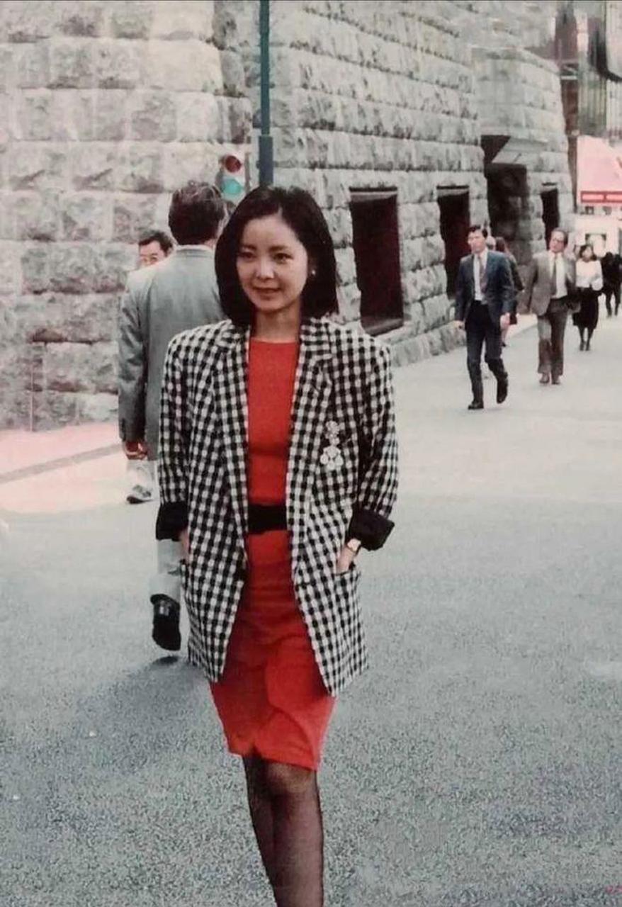 【80年代,邓丽君身穿西服的照片,当时代表亚洲流行音乐的较高水平】