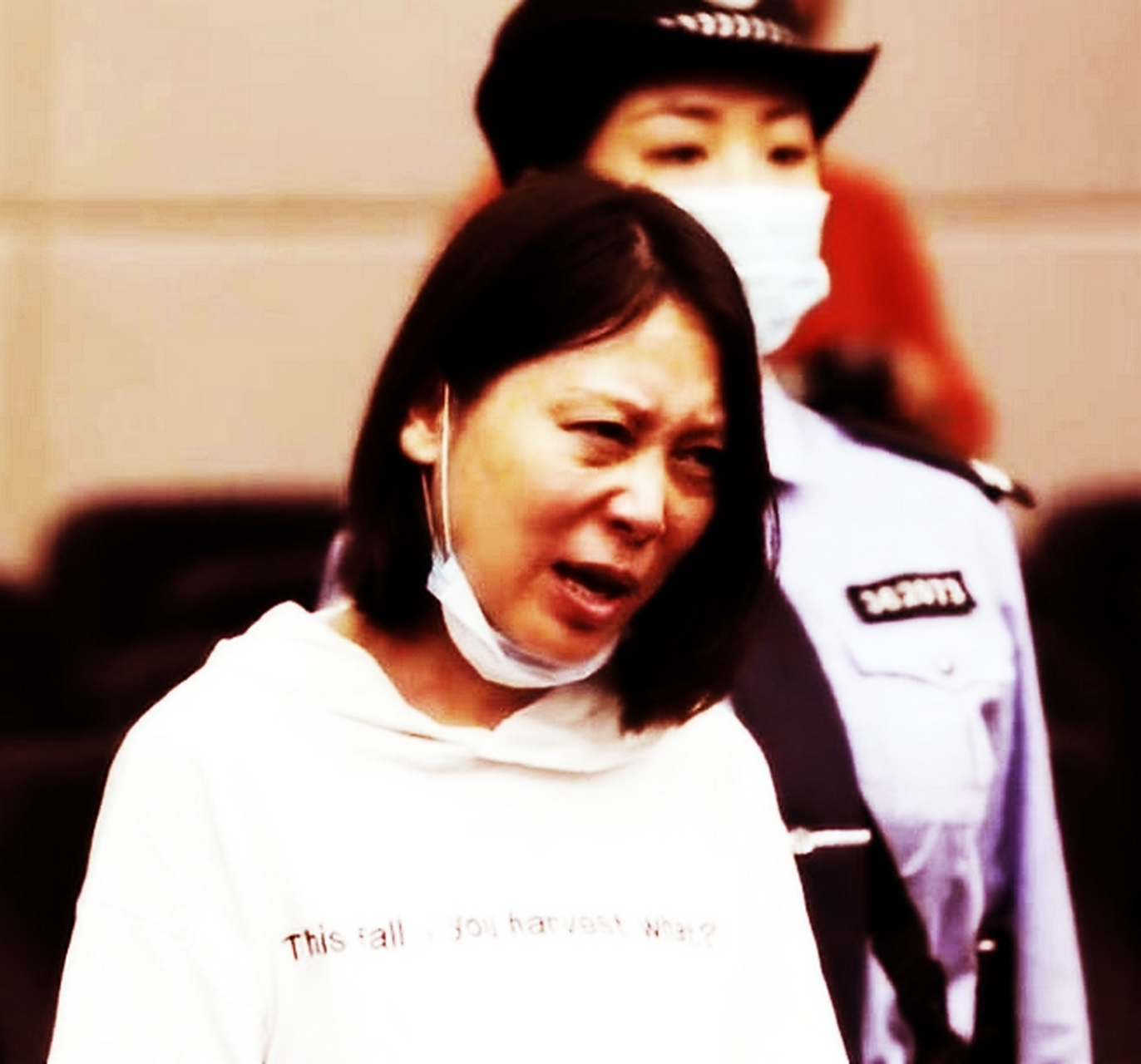 2010年,"凶手"法子英被带到案发现场,凶手的老照片.