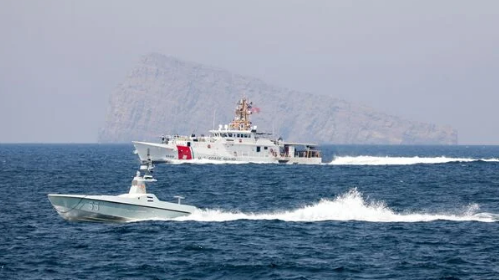 美国第五舰队usv首次过境霍尔木兹海峡