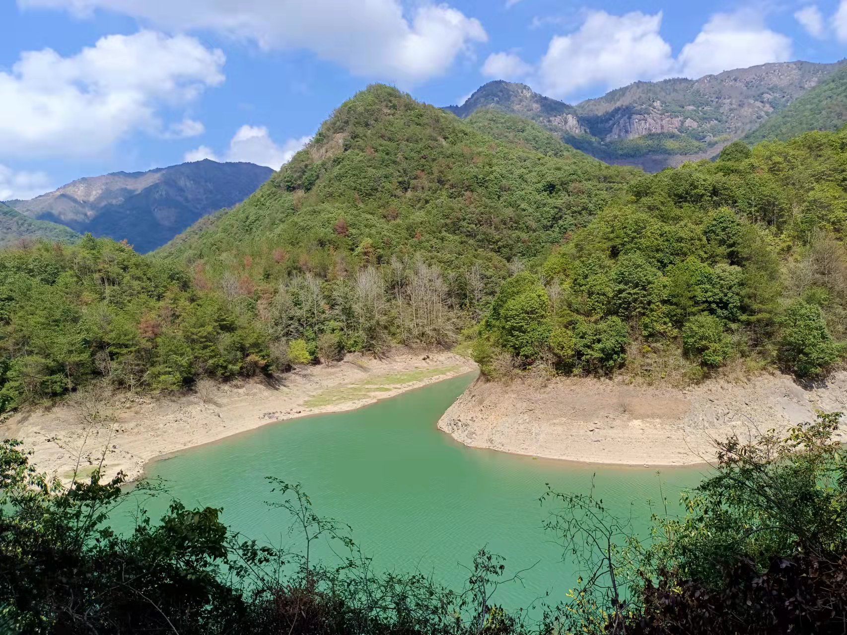 仙居县长家坑龙潭头,古道悠悠山水间,水至清天湛蓝,深山有人家