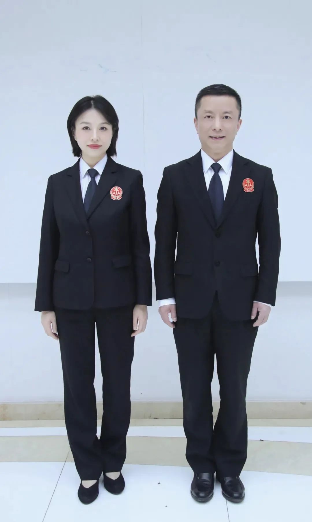 (三)法徽佩戴位置为:>