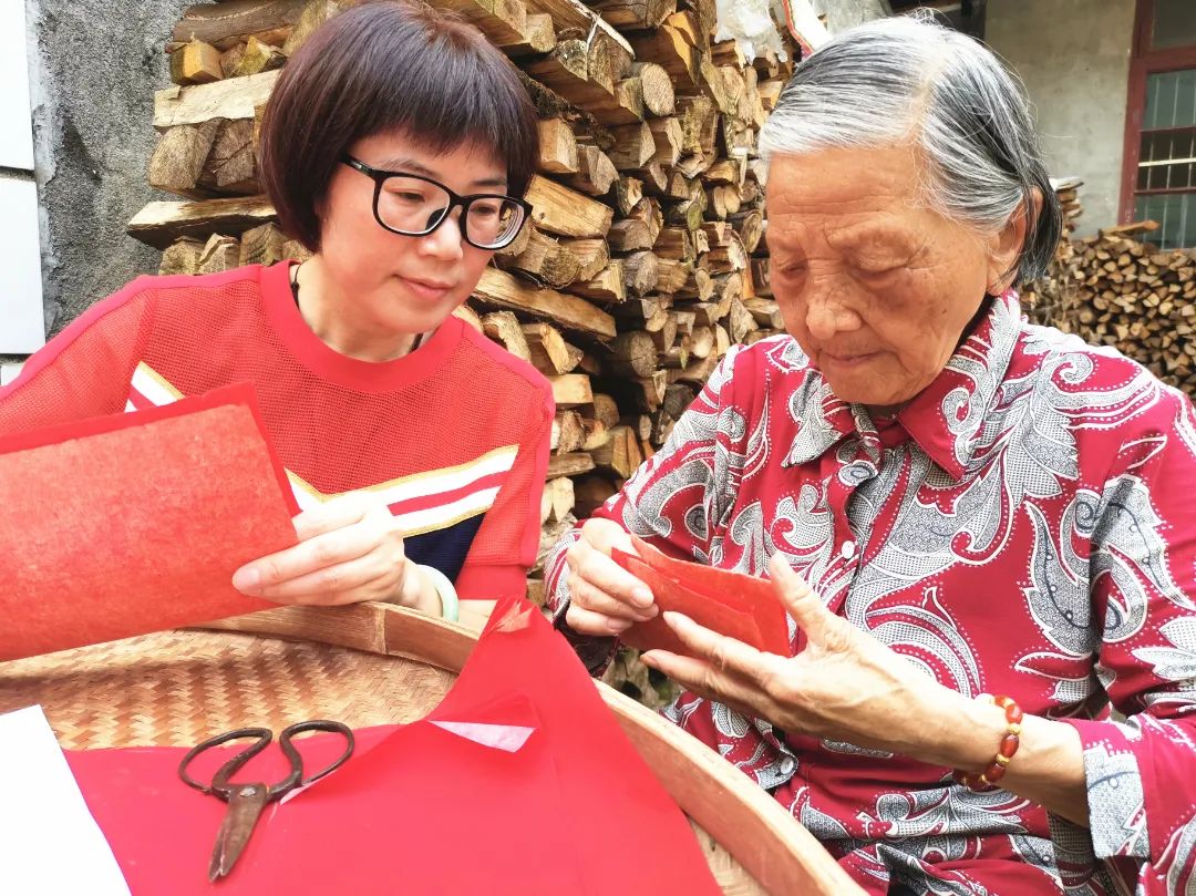 榜样在身边手艺人周冬梅以匠心守初心以巧剪画时代