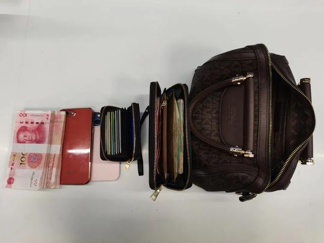 路段丢失一个黑色提包,里面有2部手机,两万元现金及一个装着一千余