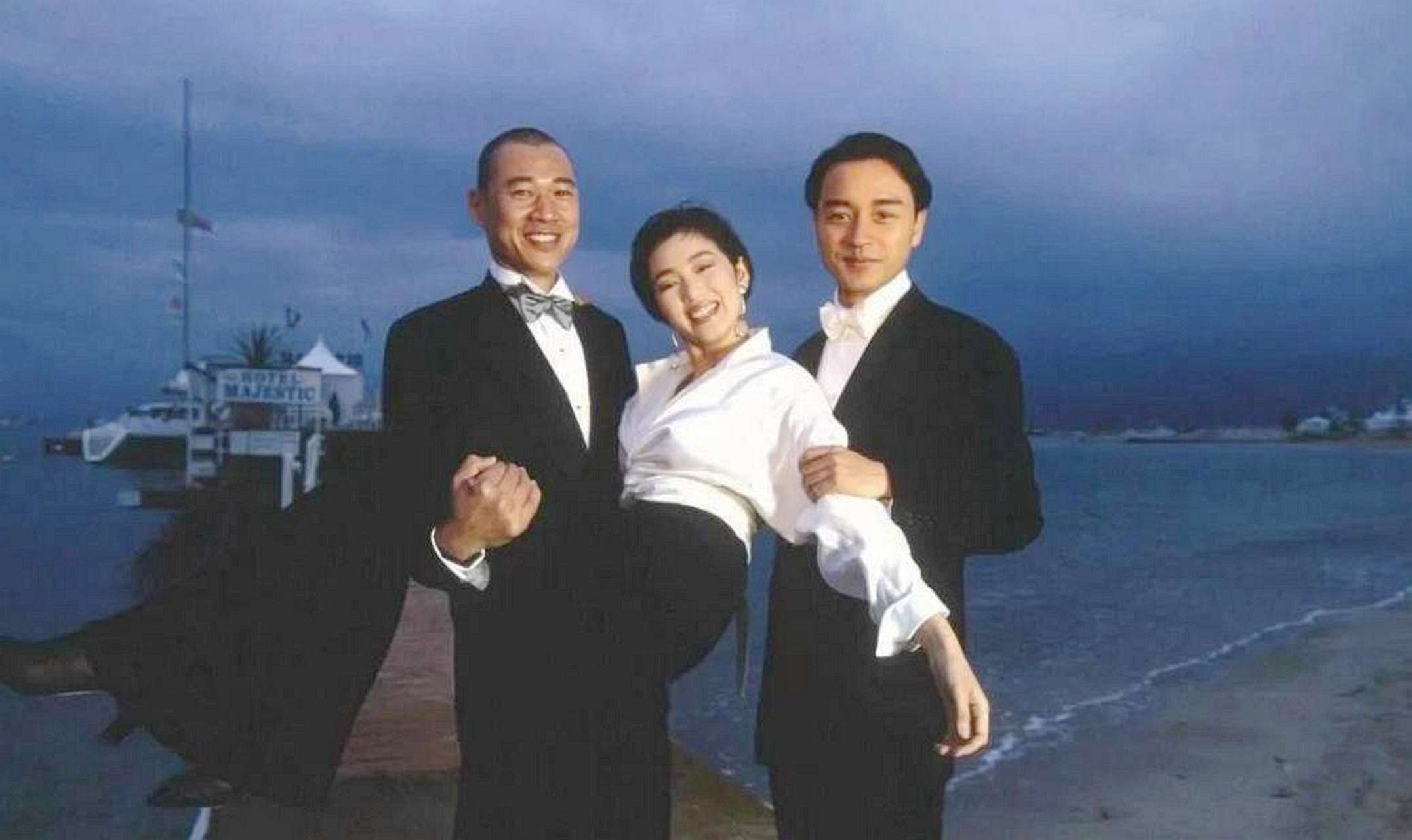 这是1993年巩俐与张国荣走戛纳红毯的照片,称这张照片为"经典"一点也