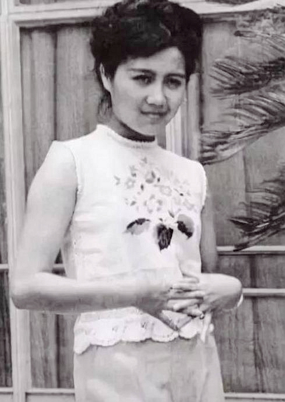 四太梁安琪年轻时,当年她也很爱跳舞,在聚会上和赌王一见钟情