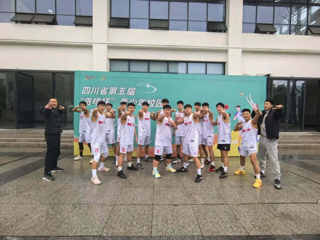 雅安市区120公里足球训练条件有限但娃娃们相信足球