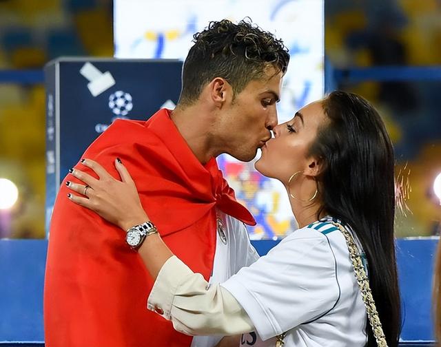 足球天才c罗历任性感女友