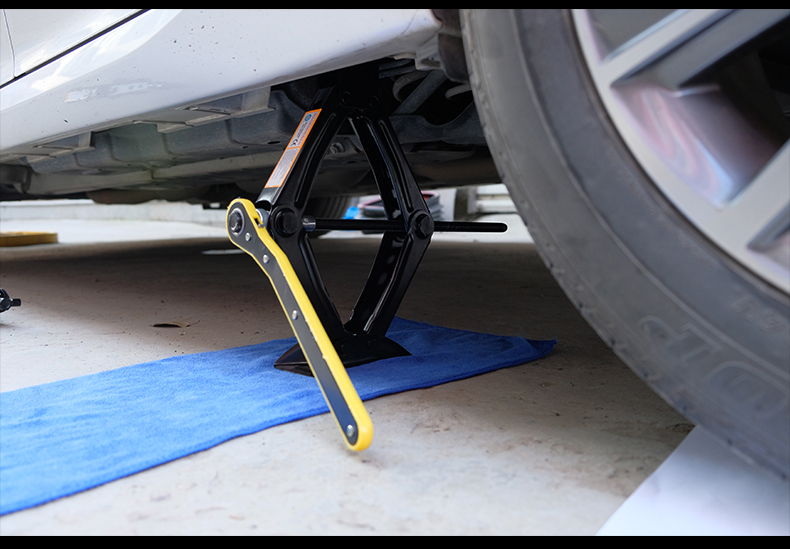 你们买的新车里面都有千斤顶和换备胎的工具嘛?