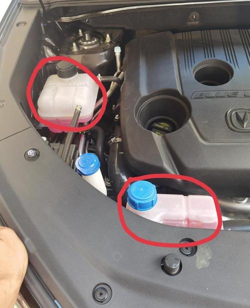 长安cs75plus加玻璃水位置