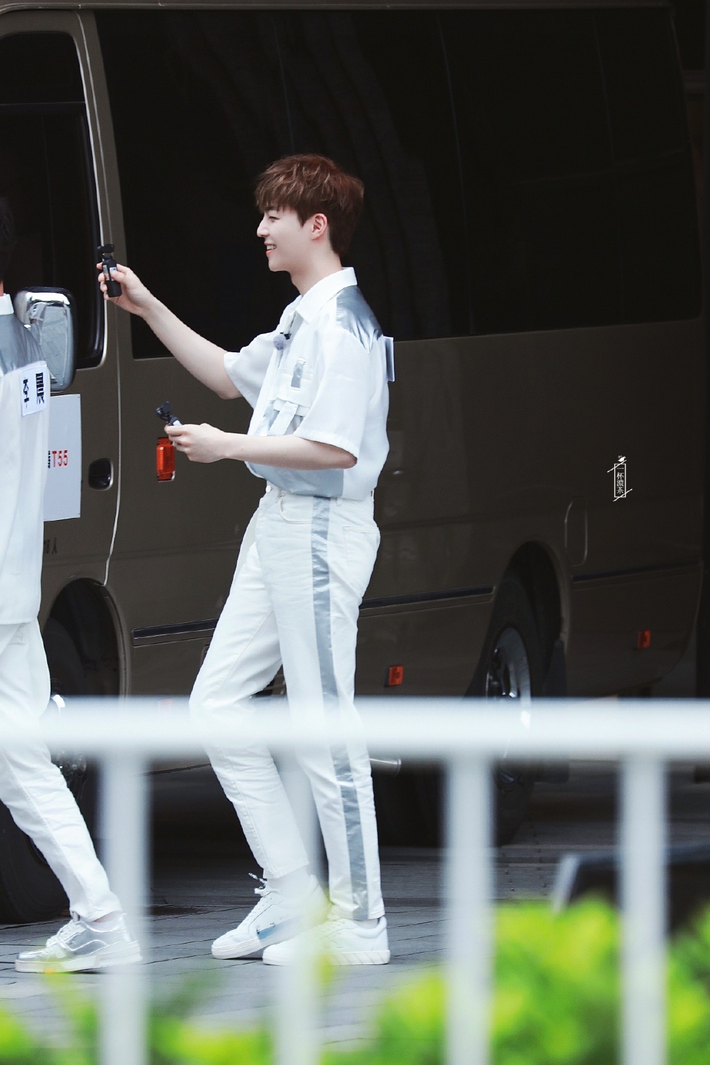 白白嫩嫩的小兔子怎么这么开心?陈立农《奔跑吧》上班饭拍已送达