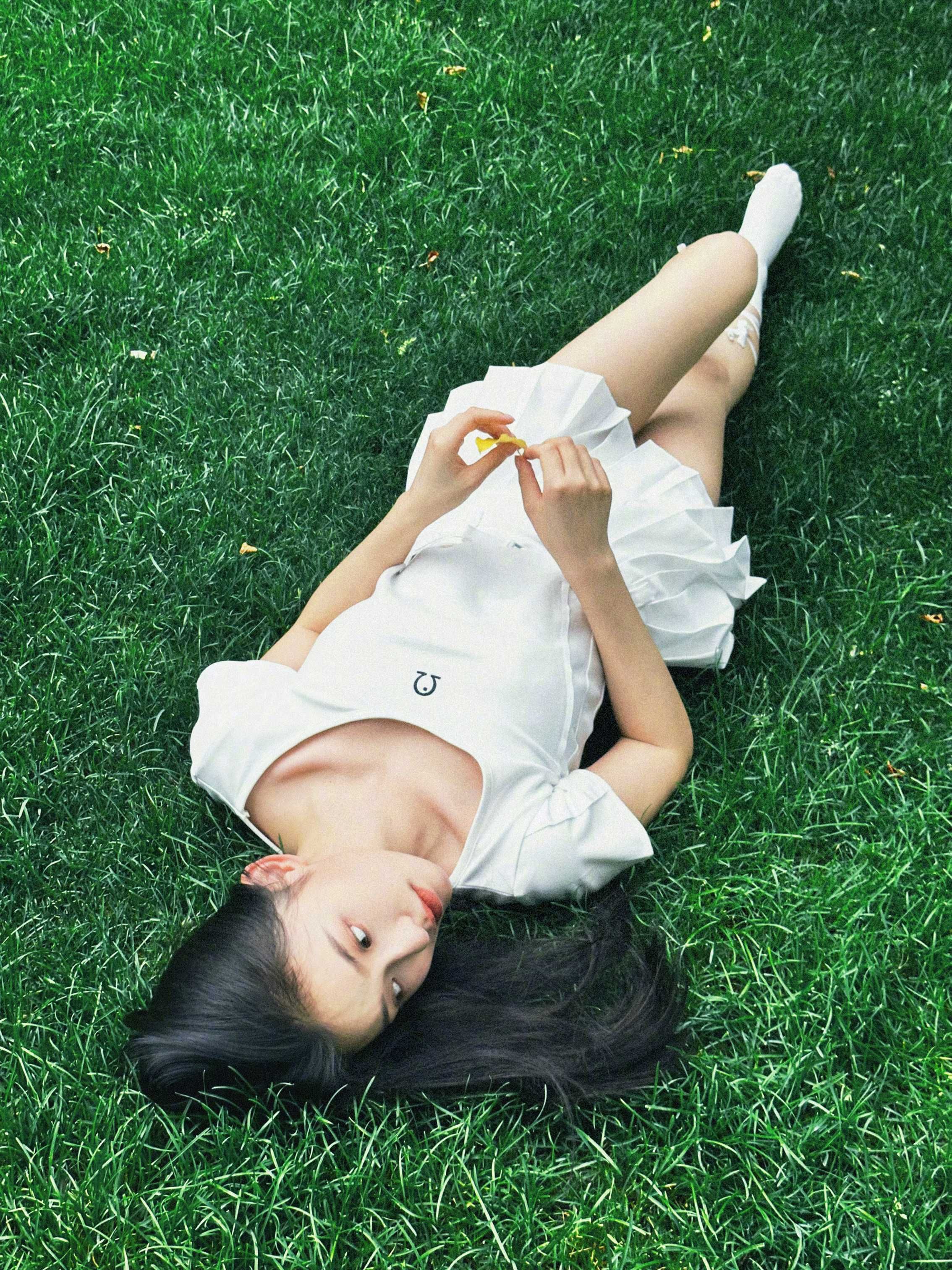 林允白色百褶裙青春活力写真