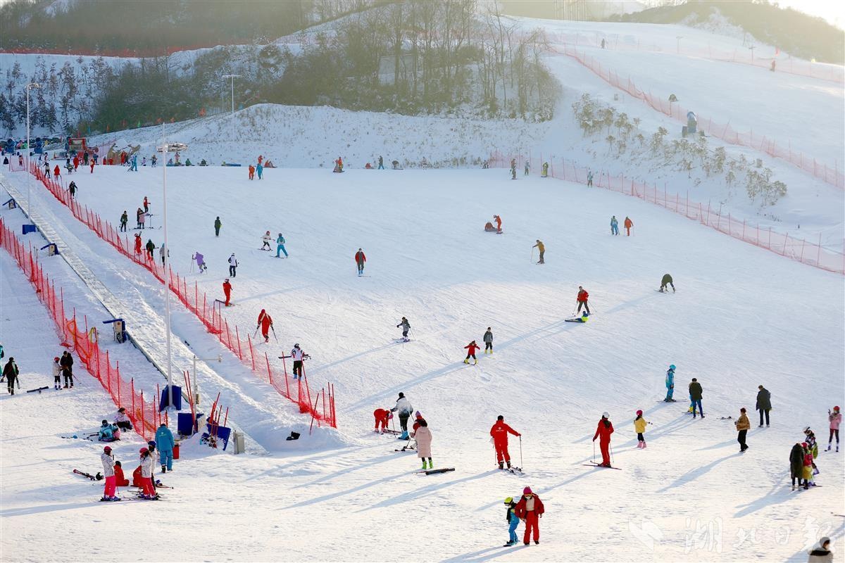 巴东20余天迎客5万人次 一座滑雪场 带"热"一座城