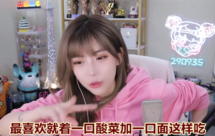 "最爱酸菜铺上面"周淑怡看315晚会崩溃,吃老坛酸菜还加火腿肠