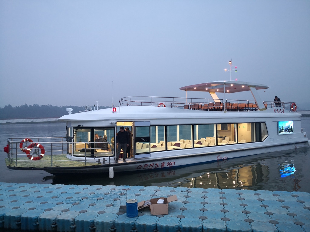 下水了!四川第一艘"标准化"新能源客船成功试航