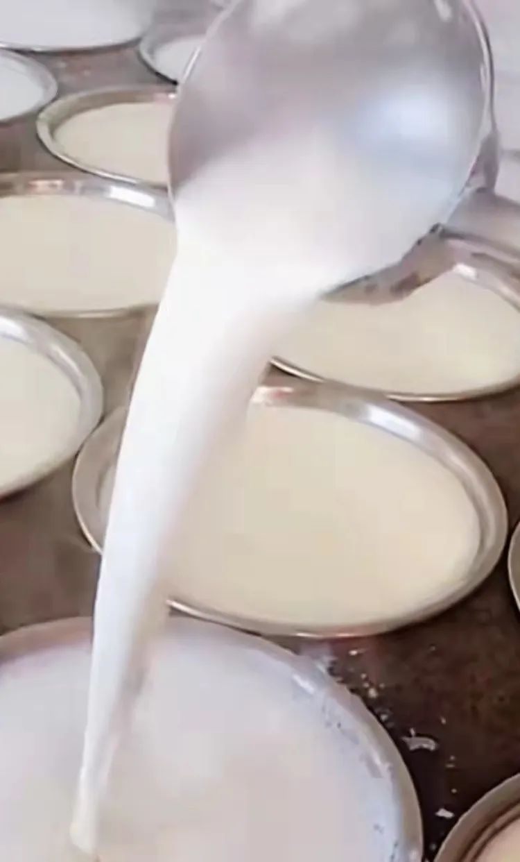 奶豆腐的蛋白质和钙的含量非常丰富,钙含量高达578mg,相当于同质量