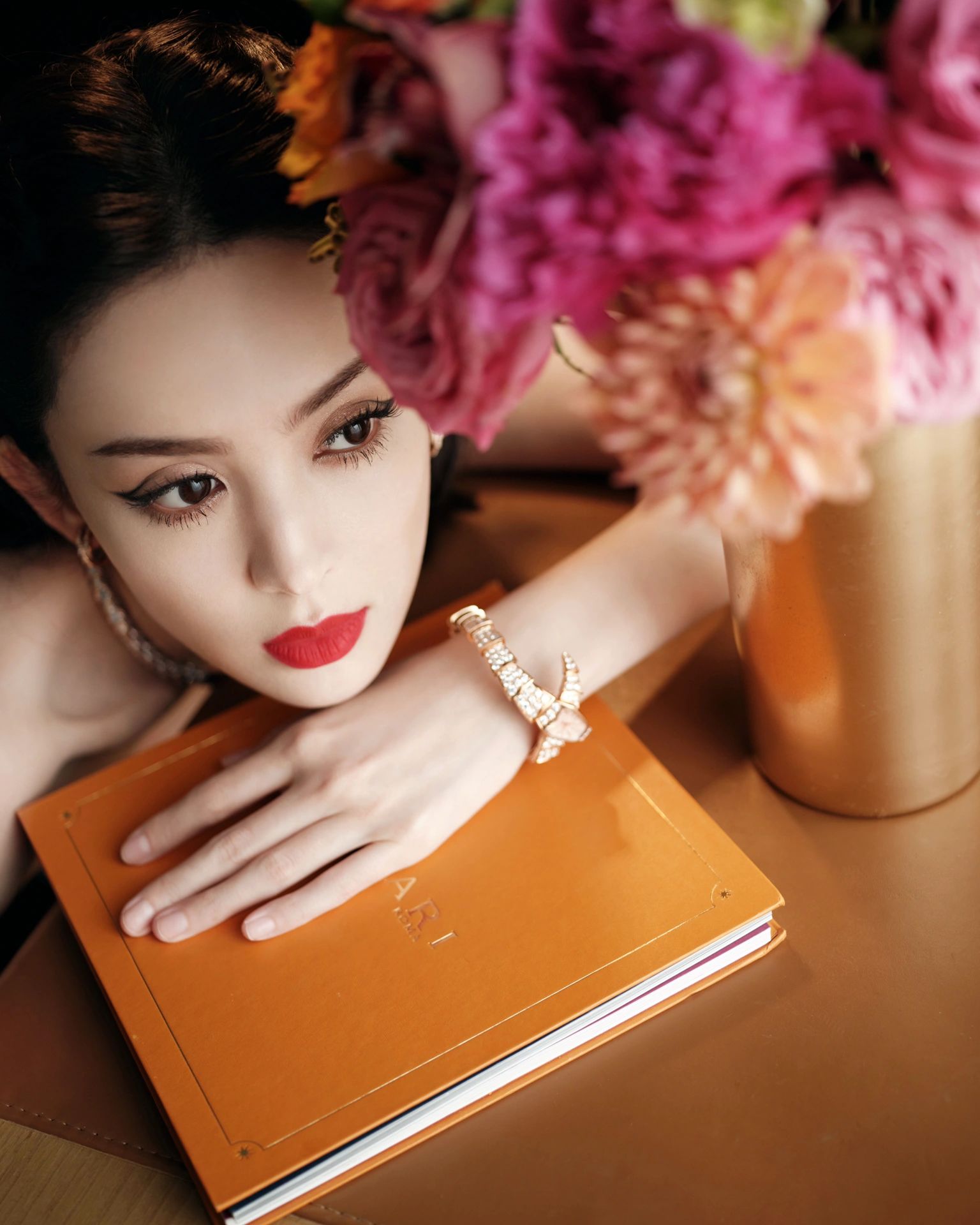 古力娜扎黑裙诠释极致优雅,尽显异域女性的神秘魅力!