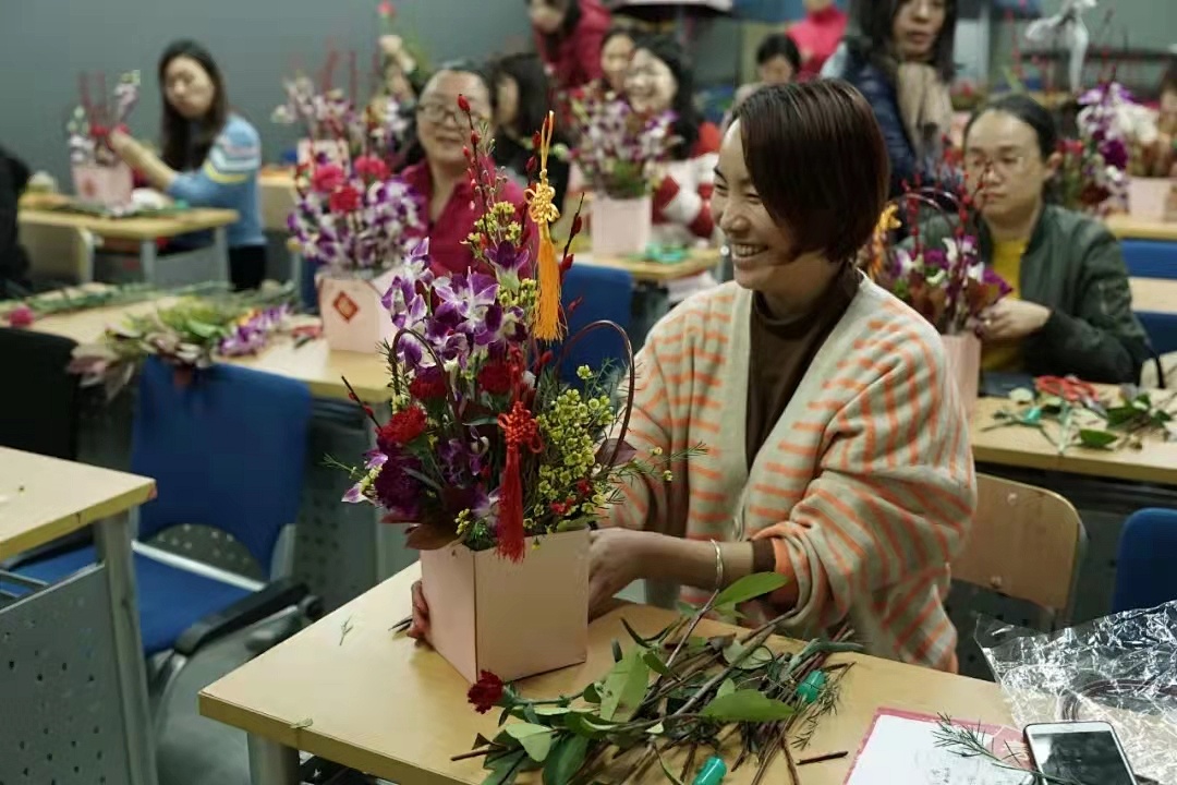 上海市民艺术夜校的艺术插花班    上海市群众艺术馆供图