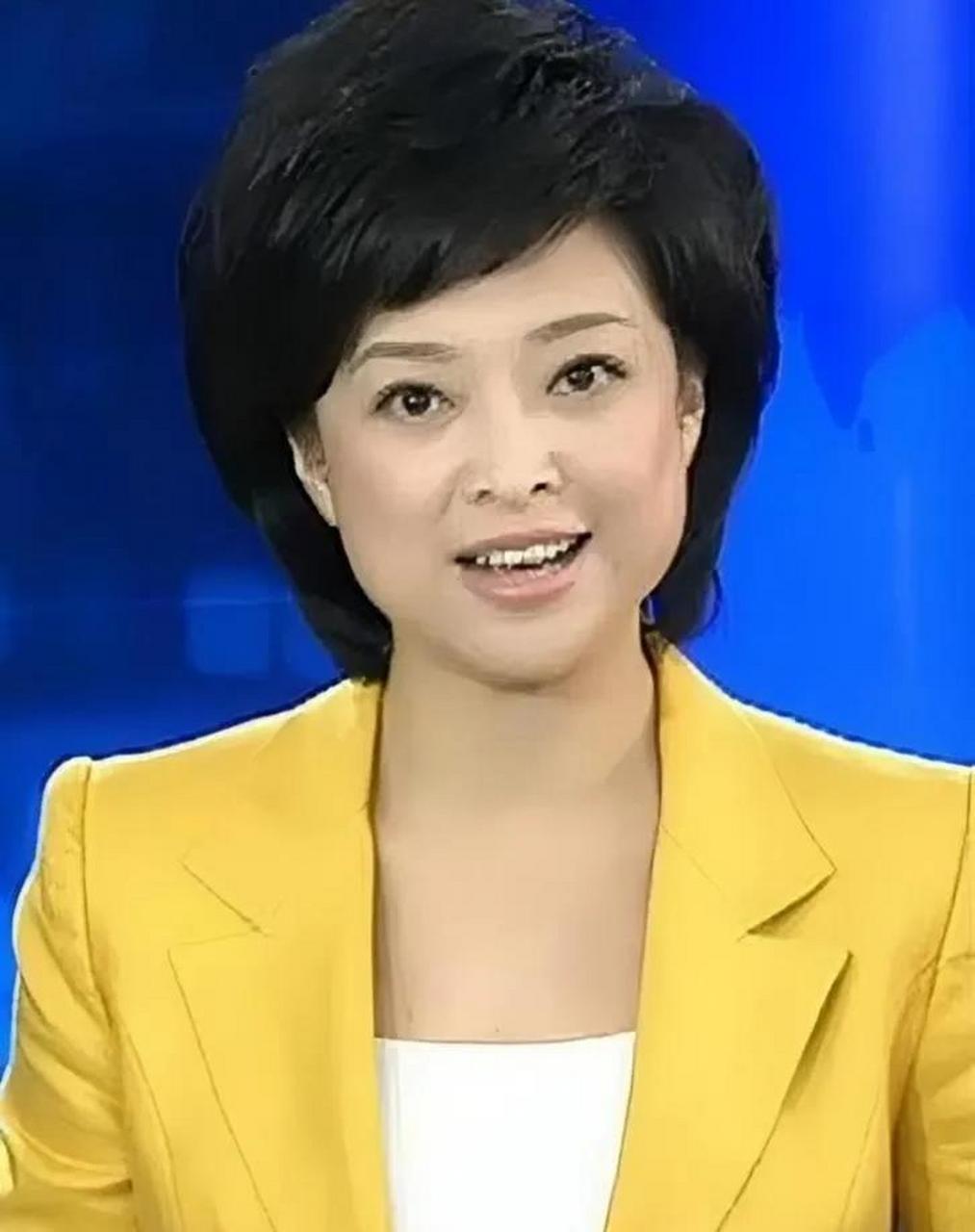 彭坤,2000年,主持中央电视台综合频道国际新闻评论节目,开始职业生涯
