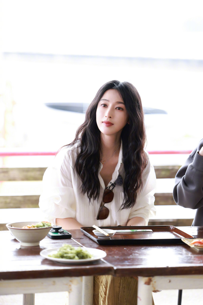 曝女演员张俪疑似遮挡机动车号牌,本人发文道歉:已经深刻认识到错误