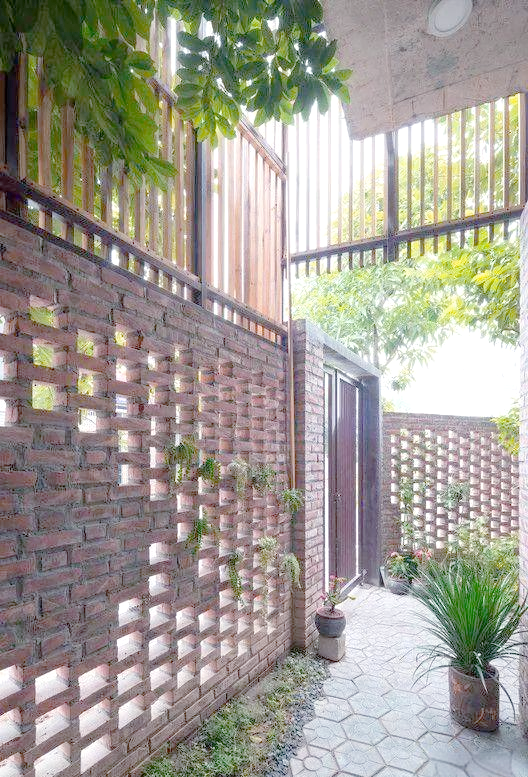 农村老爸用红砖砌成独特镂空院墙,全村第一家,既美观又实用