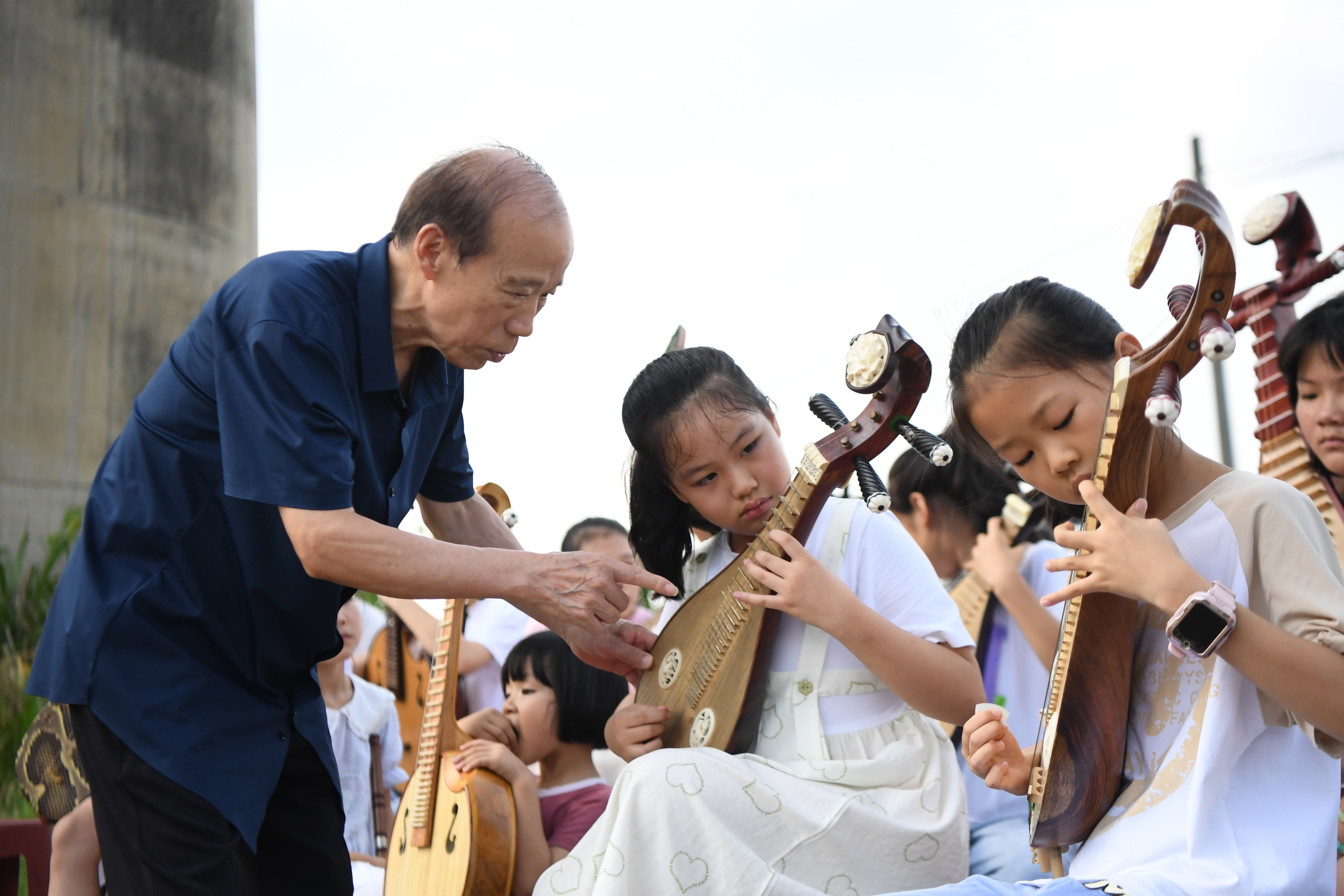 (新华全媒)李舒尤和他的乡村音乐课堂