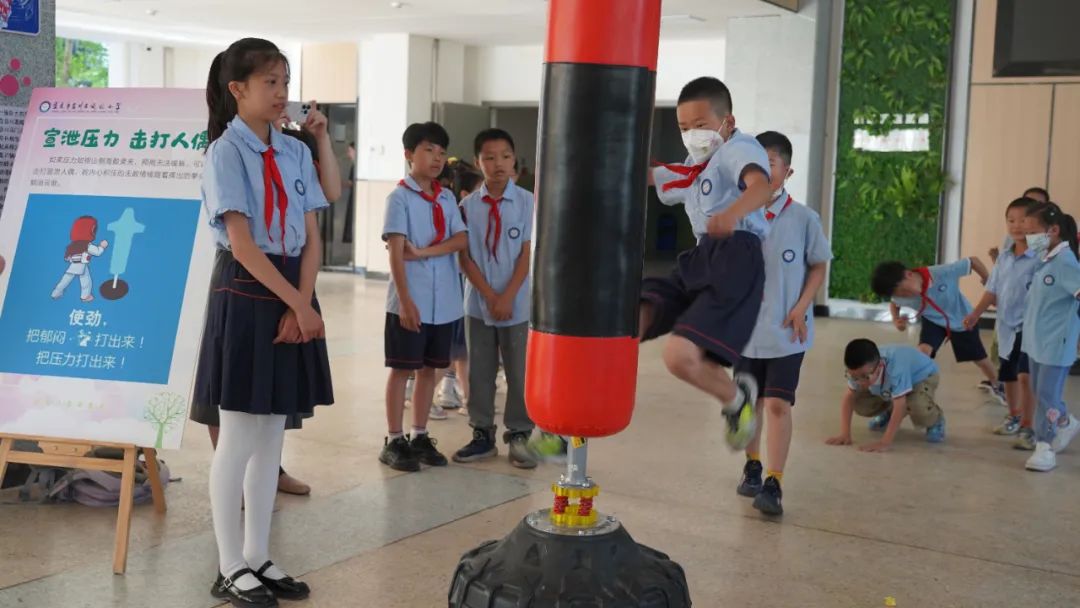 「巾帼联治维权」合川区未成年人心理健康关爱服务活动走进凤凰小学