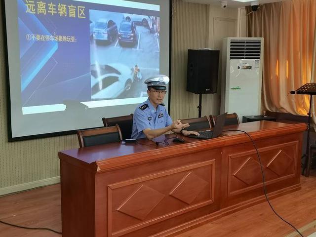 烟台交警第一大队走进航院社区开展交通安全宣讲