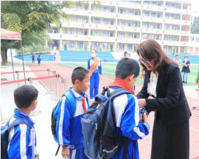 琼中县第二小学校长王日:爱是教育的起点