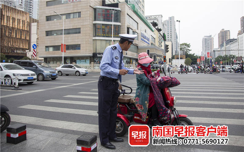 南宁交警化身"小黑"说了10年交通 笑称如今"取材难"