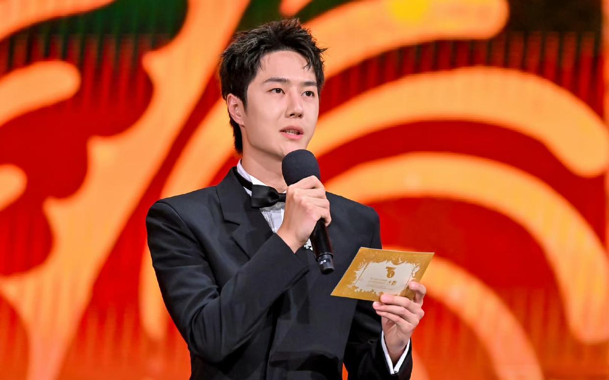 王一博口播出圈,舞台沉稳字正腔圆,不愧是当过主持人