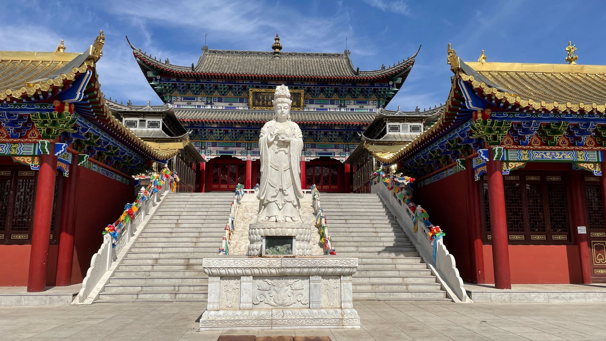 内蒙古通辽市大乐林寺有两棵神树,一棵是自己长出来的,人甚奇之