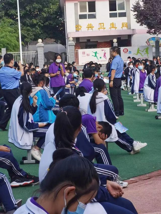 喜迎二十大 普法进校园|高陵区妇联在耿镇中学开展法治教育宣传进校园