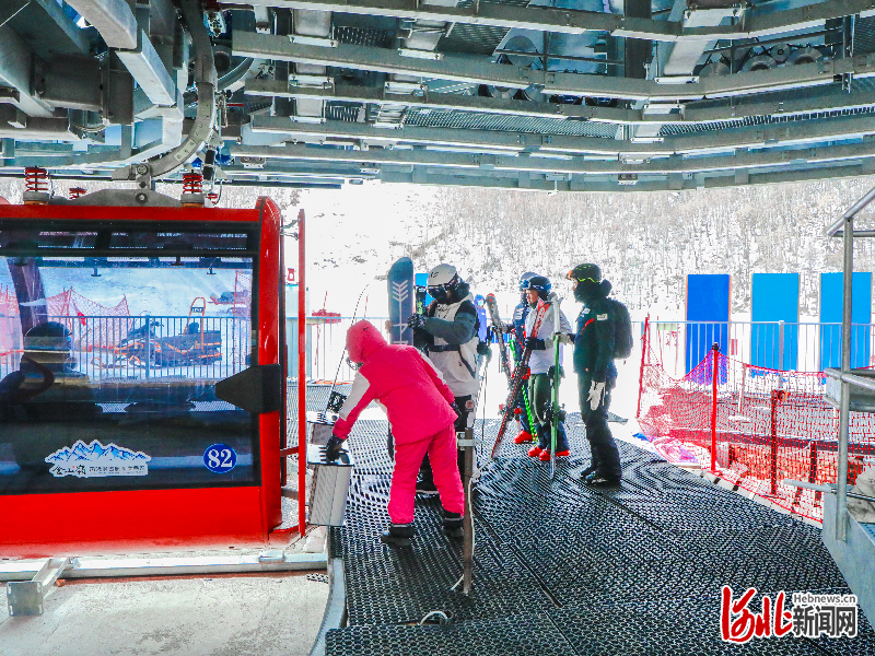 滦平县金山岭滑雪场中高级雪道开滑