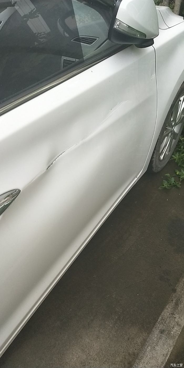 汽车车门刮了,一条很深的划痕