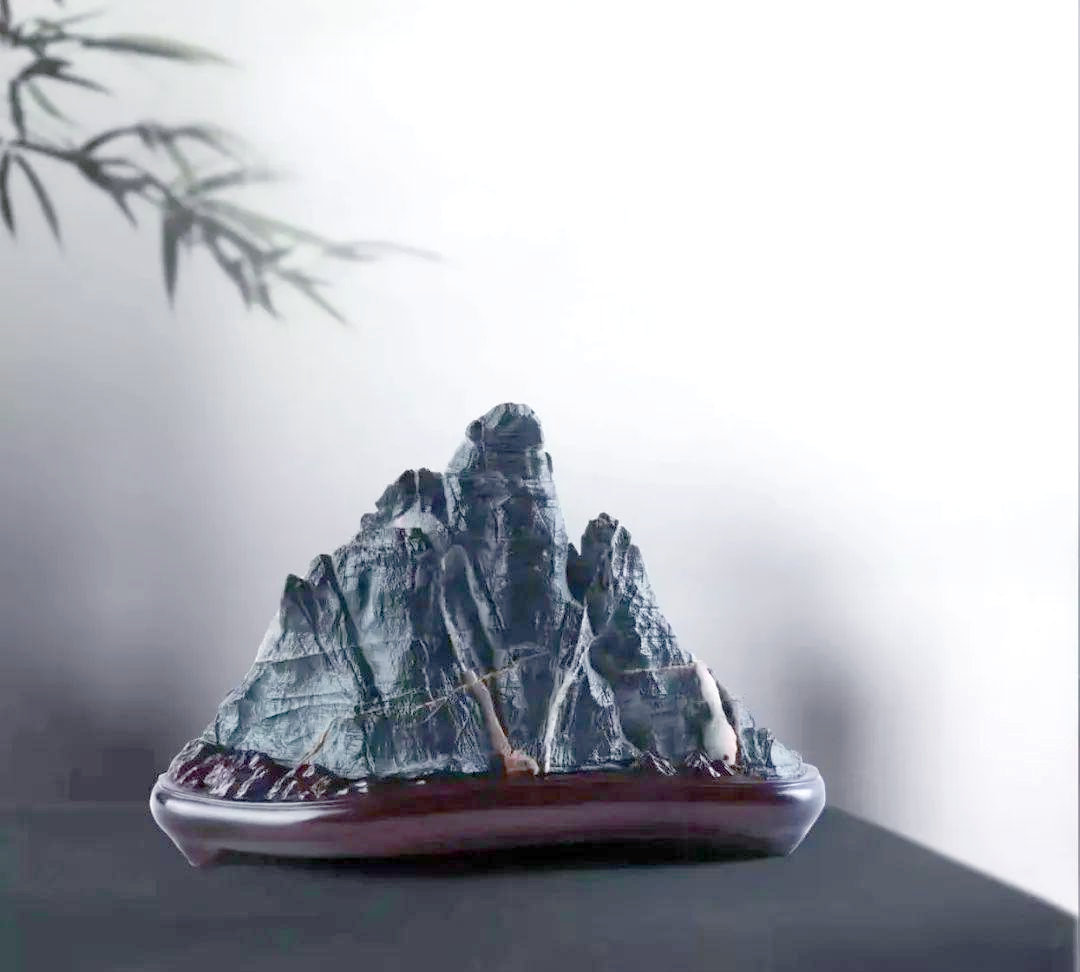 奇石之美,需以底座为衬托
