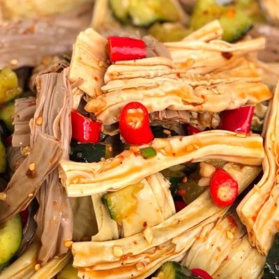 早晨来一碗凉拌三色腐竹,大人小孩都爱吃