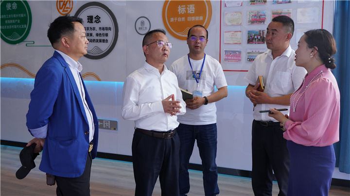 六盘水市委常委,市委秘书长黄家忠走访中志浩刺梨工坊