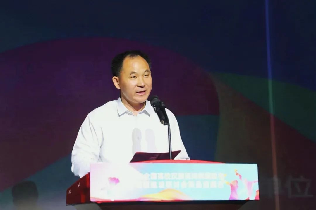 山东青年政治学院党委副书记,院长辛杰在开幕式上致辞欢迎,向会议的