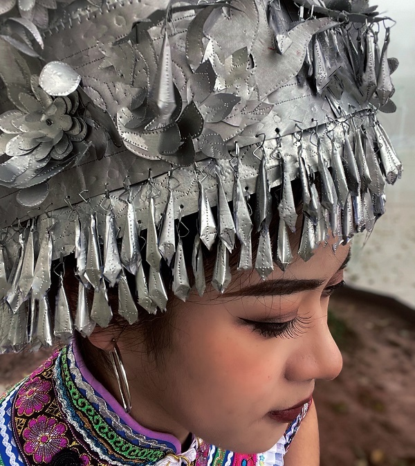 易拉罐里开出"凤冠" 红河县浪堤中学新作"苗族印象"