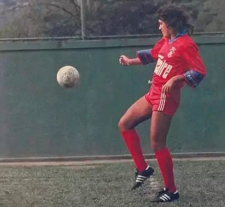 卡洛斯·凯撒:从不会踢球到成为球王的不寻常之路