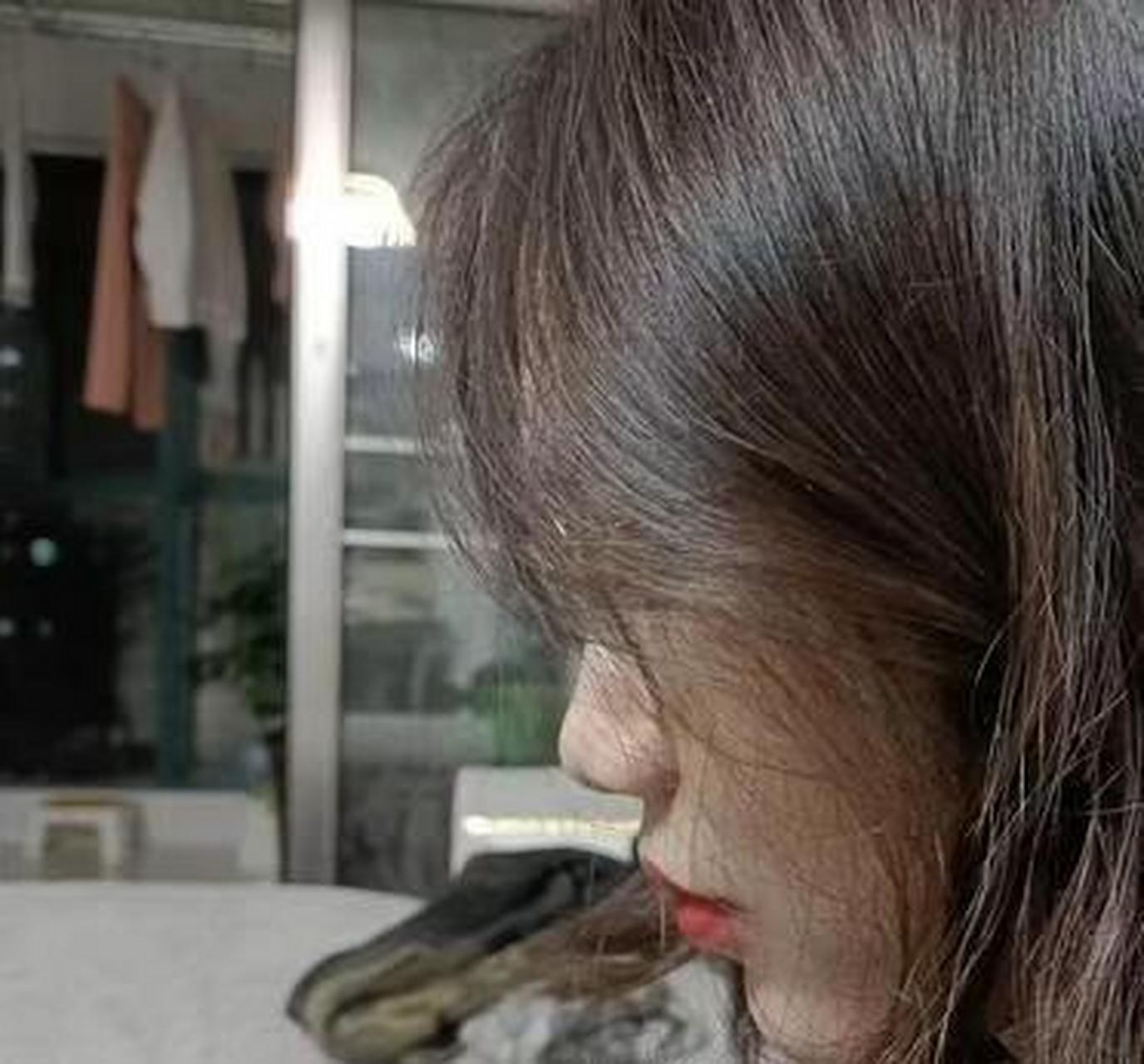 网友说,网恋多年的她,一直以侧脸自拍,今天终于给看正面了!