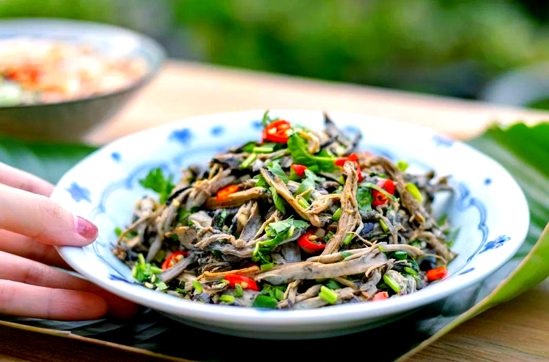 景颇鬼鸡,这道听起来颇有些神秘的菜肴,实则源于云南景颇族的一种古老