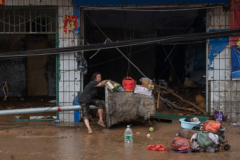 河南省巩义市米河镇受灾严重:桥梁被冲垮,路面淤泥成堆