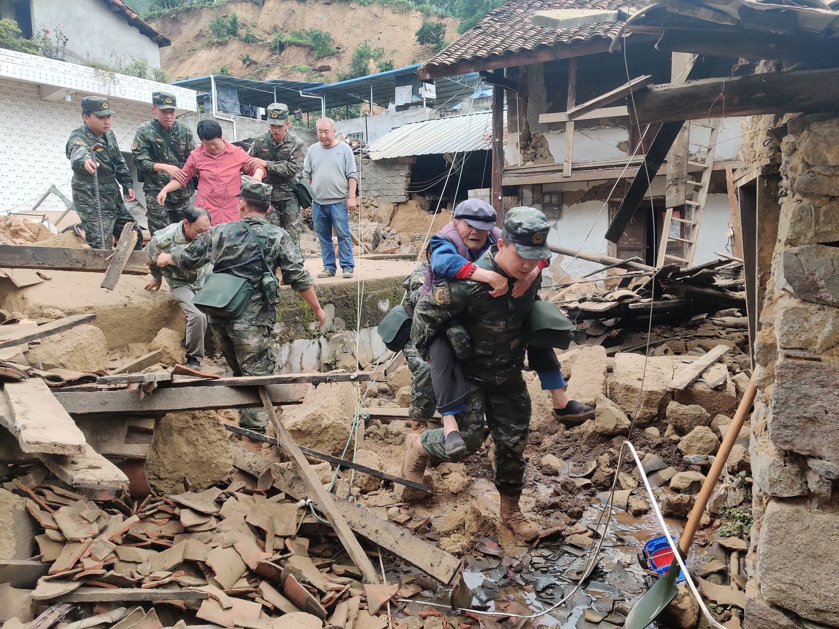 人民军队在抗震救灾一线向险而行