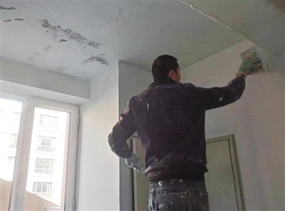 粉刷匠持续"在线" 楼道墙"穿新衣"